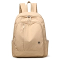 Zaino minimalista in nylon beige con scomparti multipli e logo metallico decorativo - Cachi