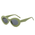 Occhiali da sole ovali retrò verde oliva con montatura spessa e lenti grigio scuro, vista 45° - Regolare / Montatura Verde Lenti Grigie