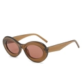Occhiali da sole ovali retro cat eye in marrone caramello traslucido con lenti calde - Regolare / Montatura Tè Lenti Tè