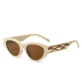 Occhiali da sole cat-eye retrò con montatura crema e dettagli geometrici color oro - Regolare / Montatura Bianco Sporco / Lenti Tè