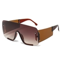 Übergroße Monoglas-Sonnenbrille mit braunem Farbverlauf und Metallnieten-Details - Tee Bügel / Verlauf Tee Gläser