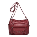 Borsa a tracolla multitasche in ecopelle bordeaux martellata con finiture argentate - Rosso