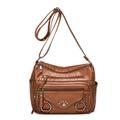 Borsa a tracolla marrone con tasche multiple in ecopelle e borchie metalliche decorative - Marrone