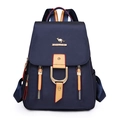 Mochila de nailon azul marino con correa de cuero marrón y adorno de logo de canguro dorado - Azul Zafiro