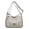 Borsa a tracolla grigio chiaro in ecopelle martellata con tasche multiple a zip - Bianco