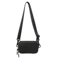 Bolso bandolera rígido negro con diseño diagonal y correa ancha de nailon negro - Negro
