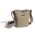 Bolso tipo cubo de nailon caqui ligero con correa ancha ajustable y logotipo de marca - Caqui