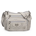 Sac bandoulière en similicuir gris clair avec plusieurs poches et pendentif en cœur - Gris