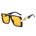 Lunettes de soleil carrées à dessus plat avec monture noire et verres orange élégants - Monture Noire Verres Orange Jaune