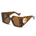 Chic oversized square sunglasses with tortoise pattern and gold temple accents - Regular / Leopard Frame Brown Lens