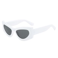 Lunettes de soleil œil de chat modernes avec monture blanche épaisse et verres gris foncés - Standard / Standard (incluant facture TVA 13 %) monture blanche verres gris complet