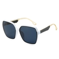 Lunettes de soleil carrées blanches avec branches dorées et verres dégradés - Monture Blanche Verres Gris