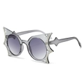 Graue Fledermaus-Sonnenbrille mit Strasssteinen und silbernen Sternen über grauen Gläsern - Grauer Rahmen Graue Gläser