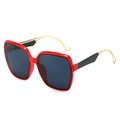 Lunettes de soleil carrées rouges avec verres gris foncé et branches en métal doré - Monture Rouge Verres Gris