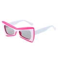 Lunettes de soleil papillon hip-hop roses et blanches avec verres gris foncé vue latérale - Standard / Lunettes de soleil avec monture rose et blanc et verres gris