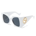 Lunettes de soleil carrées blanches surdimensionnées avec verres gris et logo doré - Standard / Monture Blanche Verres Gris