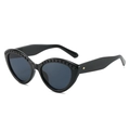 Occhiali da sole cat-eye neri alla moda con finiture di perline e borchie dorate - Regolare / Montatura Nera Lenti Grigie