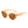 Fashionable cat-eye sunglasses featuring orange translucent frames and rivet detailing - Regular / Jelly Tea Frame Tea Lens