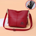 Borsa a tracolla rossa in ecopelle martellata con logo canguro e set pochette nera abbinata - Borsa Rossa + Portafoglio con Motivo a Coccodrillo