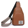Borsa da petto in pelle PU marrone con trama litchi e tracolla a strisce colorate - Marrone