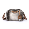 Bruine canvas crossbodytas met houndstooth-patroon, dubbele rits en brede riem - Wit