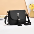 Schwarze PU-Leder Satteltasche mit langen Fransenanhängern und silberner Schnalle - Schwarz (Quasten-Schnallen-Stil)