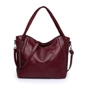 Grande borsa tote bordeaux in pelle morbida con trapuntatura a rombi e manici intrecciati - Rosso