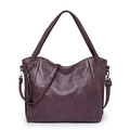 Bolso tote grande de cuero suave burdeos con costuras geométricas y borla - Morado