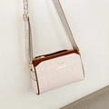Borsa a tracolla trapuntata beige e marrone con logo canguro e tracolla larga - Bianco