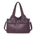 Borsa capiente in morbida pelle viola scuro con dettagli in metallo e tracolla sottile - Viola