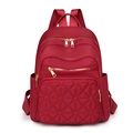 Roter gesteppter Damenrucksack aus Nylon mit goldenen Reißverschlüssen und vielen Taschen - Rot