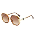 Schicke polygonale Sonnenbrille in Schildpatt-Optik mit Goldbügeln und braunem Verlauf - Schildpatt Rahmen Farbverlauf Tee Linse