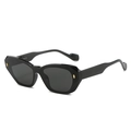 Occhiali da sole squadrati neri alla moda con borchie metalliche e lenti scure - Regolare / Montatura Nera Lenti Grigie