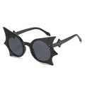 Gafas de sol negras con forma de ala de murciélago en ángulo de 45 grados sobre blanco - Montura Negra Lentes Grises