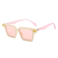 Retro-Sonnenbrille mit cremefarbenem Rahmen, rosa Gläsern und gelben Nieten - Beigefarbener Rahmen Rosa Linsen