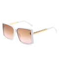 Quadratische weiße Sonnenbrille mit Verlaufsgläsern und dekorativen goldenen Kettenbügeln - Weißer Rahmen Tee-Rosa Gläser