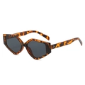 Modieuze driehoekige zonnebril met schildpadmontuur en drie decoratieve klinknageldetails - Luipaard Frame Grijze Lens