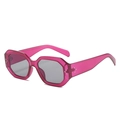 Occhiali da sole geometrici rosa fucsia da donna con rivetti e lenti grigie - Montatura Rossa Lenti Grigio Chiaro