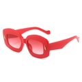 Gafas de sol ovaladas estilo Y2K con montura roja brillante y detalles en metal oro - Montura Roja Lentes Degradados Rojos