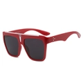 Grote rode zonnebril met platte bovenkant, zilveren rand en sternagels op witte achtergrond - Rood Frame Grijze Glazen
