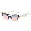 Occhiali cat-eye con lenti sfumate rosa-blu e stanghette in metallo dorato traforato - Montatura Nera Lenti Grigio Rosa