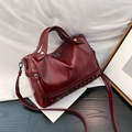 Dunkelrote Vintage Boston Handtasche mit silbernen Nieten und glänzender Lederoptik - Rot