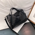 Schwarze Boston Handtasche aus Leder mit Nieten, Reißverschlüssen und einem Schultergurt - Schwarz