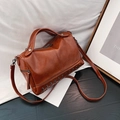 Dunkelbraune Vintage Boston Handtasche mit weichem Ölleder und Silbernieten - Braun