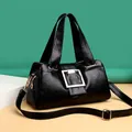 Elegante borsa in ecopelle nera con fibbia dorata e tracolla regolabile - Nero