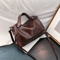Dunkelbraune Retro-Boston-Tasche aus weichem Kunstleder mit Nieten und Schultergurt - Braun