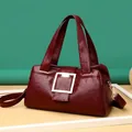 Borsa Boston rosso intenso con trama litchi e fibbia in metallo dorato - Borgogna