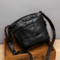 Klassieke zwarte crossbodytas van imitatieleer met meerdere ritsen en kangoeroe-logo - Zwart