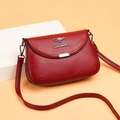 Borsa a tracolla bordeaux da donna in pelle con logo a canguro e design a sella - Rosso