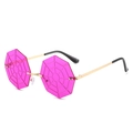 Roze achthoekige randloze zonnebril met goudkleurig spinnenwebpatroon op het glas - Gouden Montuur Donkerpaarse Lenzen